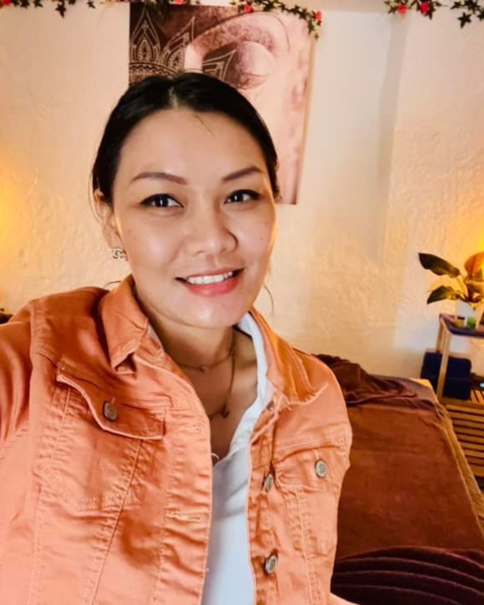 Ponpun Maledfai im Behandlungsraum von Hong Kinary