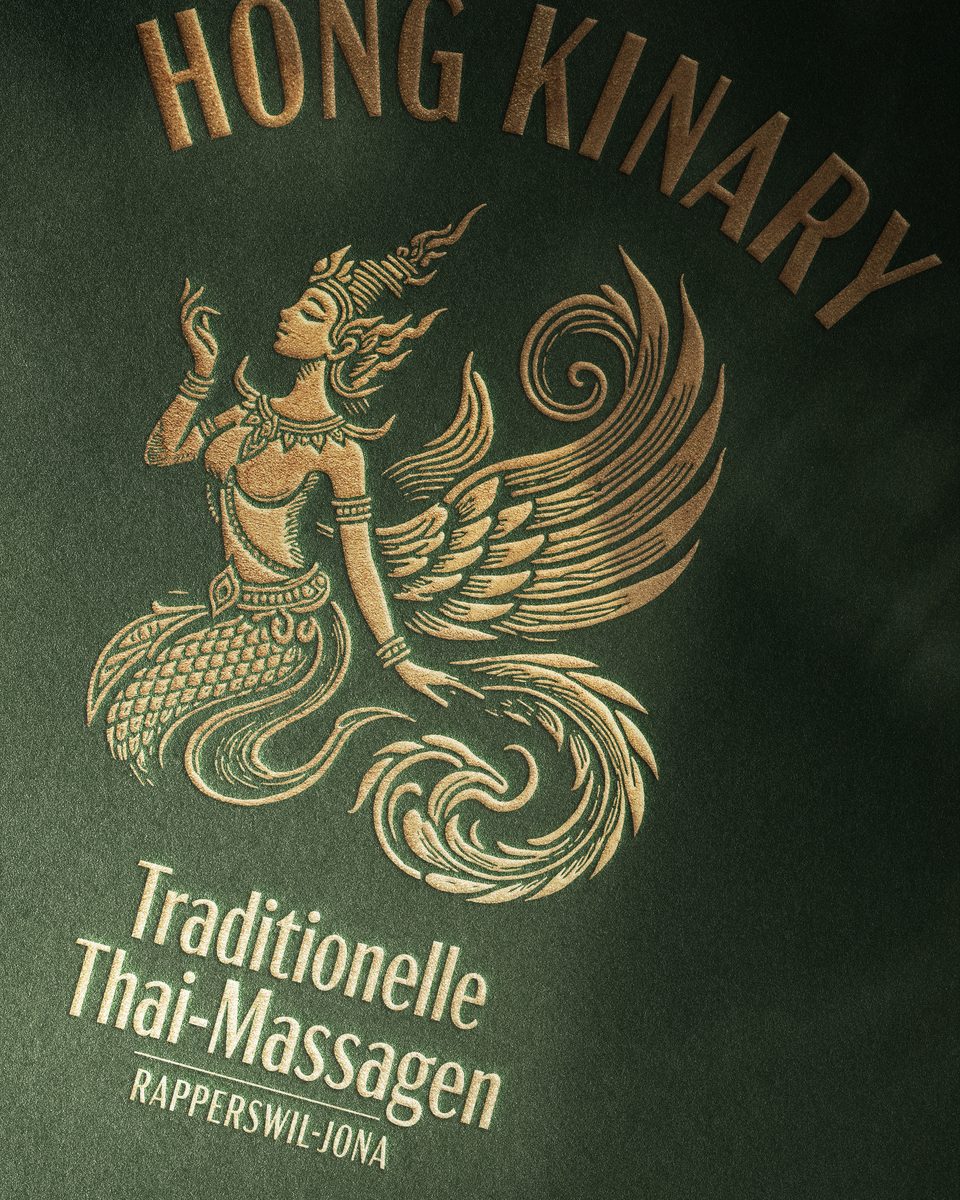 Hong Kinary Markenauftritt mit Goldfolie auf Tannengrün